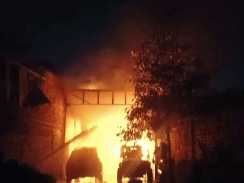मेरठ में बंद गैराज में लगी आग:थार समेत दो गाड़ियां जलकर राख, शॉर्ट सर्किट से हादसा होने की आशंका