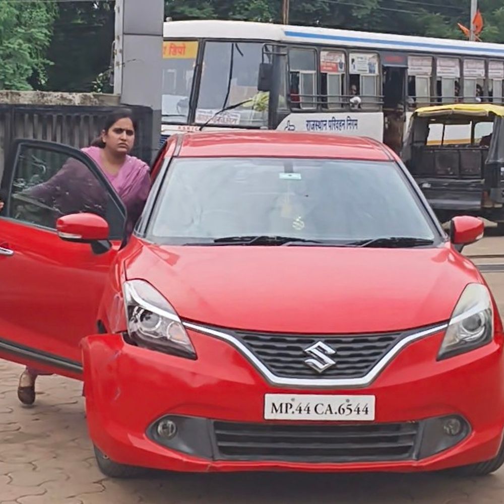 
                 नीमच में कार ने बस को टक्कर मारी:महिला गाड़ी को लेकर रॉन्ग साइड से आई, गलती मानने के बजाय किया विवाद 
            