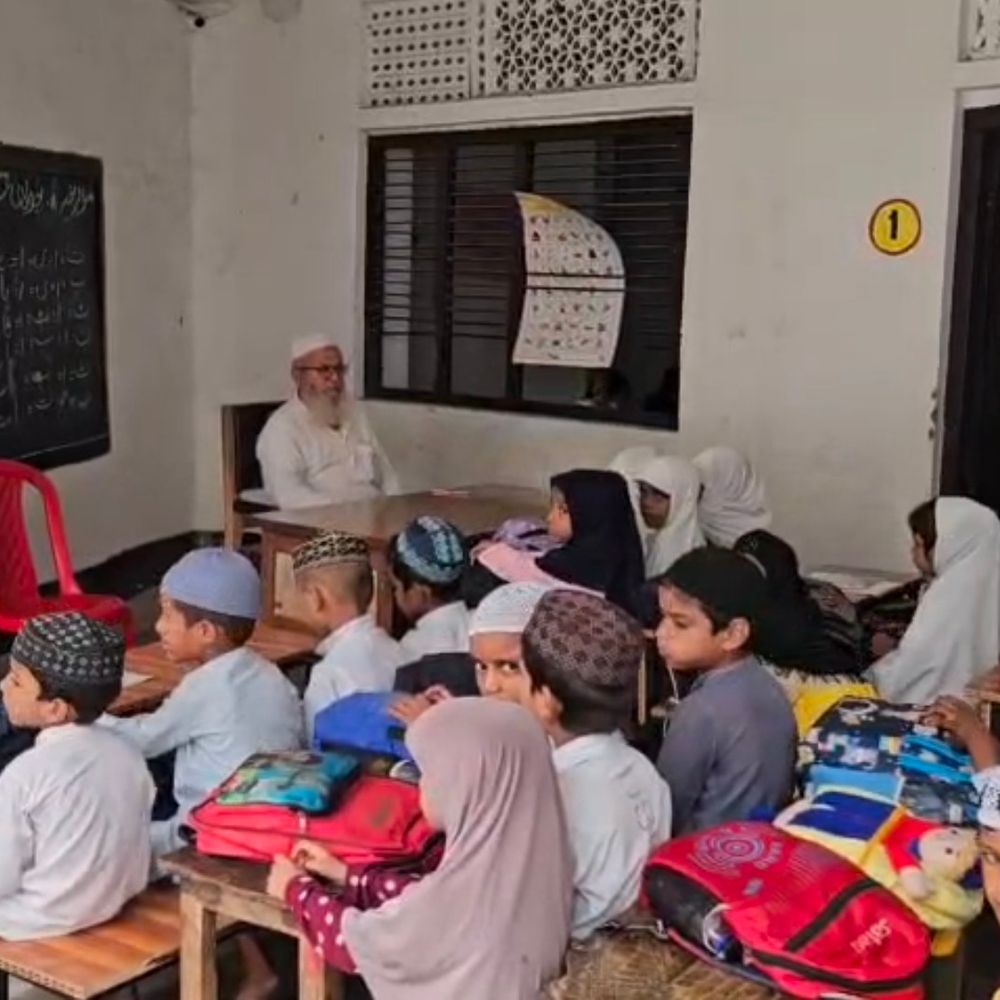 डिप्टी CM मौर्य के बयान पर उलेमा भड़के:बाराबंकी में मदरसों को आतंकवाद की फैक्ट्री बताने का किया विरोध