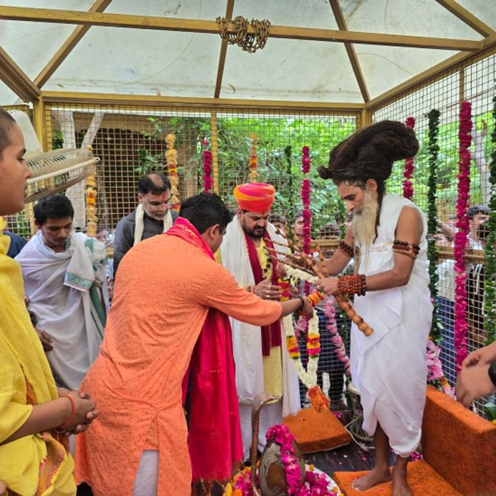 ब्रजभूषण सिंह पहुंचे वृंदावन:संत रितेश्वर महाराज का लिया आशीर्वाद, महिला पहलवान यौन शोषण केस में कोर्ट ने किया था बरी