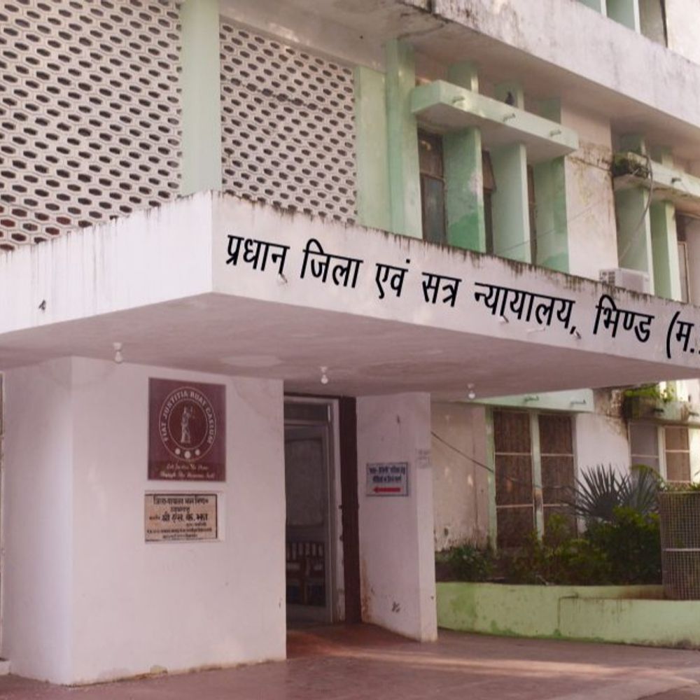 न्यायालय के मालखाने में चोरी की नीयत से घुसा चोर:गेट की कुंडी तोड़ते ही सुरक्षा कर्मियों ने दबोचा, पुलिस के हवाले किया