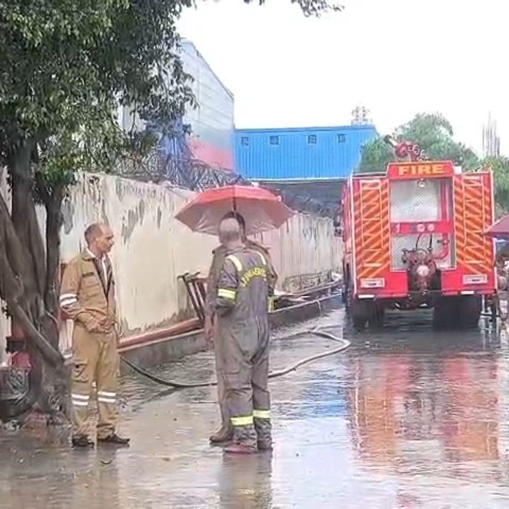 ग्रेटर नोएडा में दीवार गिरने से दो फायरकर्मियों की मौत:तीन घायल, इलेक्ट्रॉनिक चिप बनाने वाली कंपनी में आग लगने पर बुझाने गए थे
