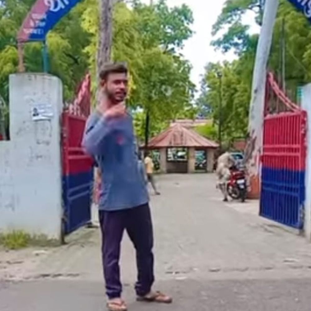 थाने के सामने रील बनाने पर युवक गिरफ्तार:मिर्जापुर पुलिस ने सोशल मीडिया पर वीडियो सामने आने के बाद की कार्रवाई