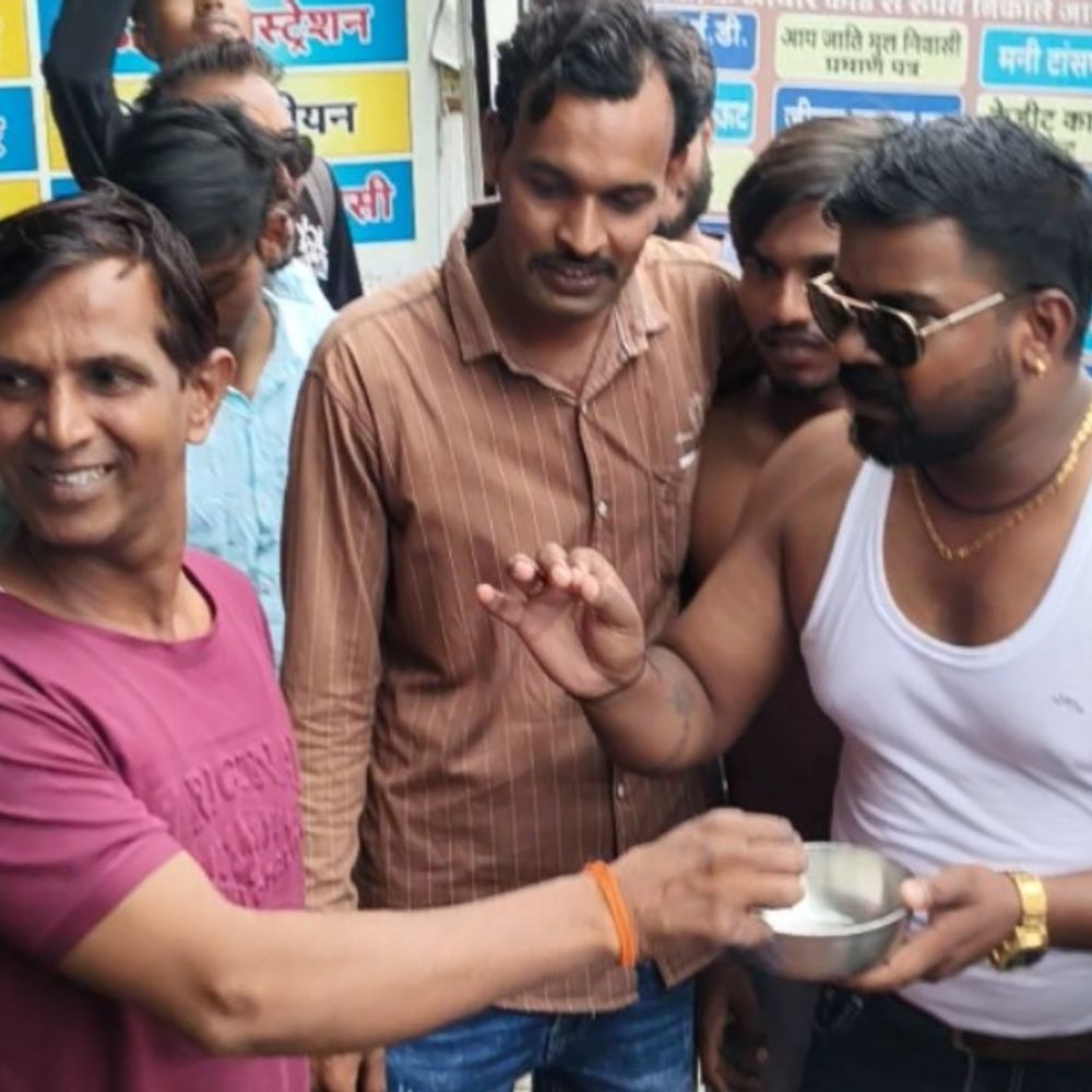 बीकॉम रिजल्ट पर NSUI का देवास में अनोखा प्रदर्शन:70% स्टूडेंट्स को फेल बताकर भीख मांगी, पुनर्मूल्यांकन की मांग
