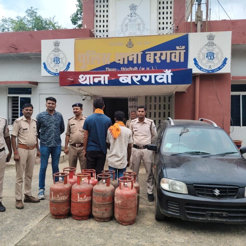 गैस एजेंसी से सिलेंडर चोरी का खुलासा, 3 आरोपी गिरफ्तार:8 भरे सिलेंडर और कार जब्त; पुलिस ने मुखबिर की सूचना पर की कार्रवाई