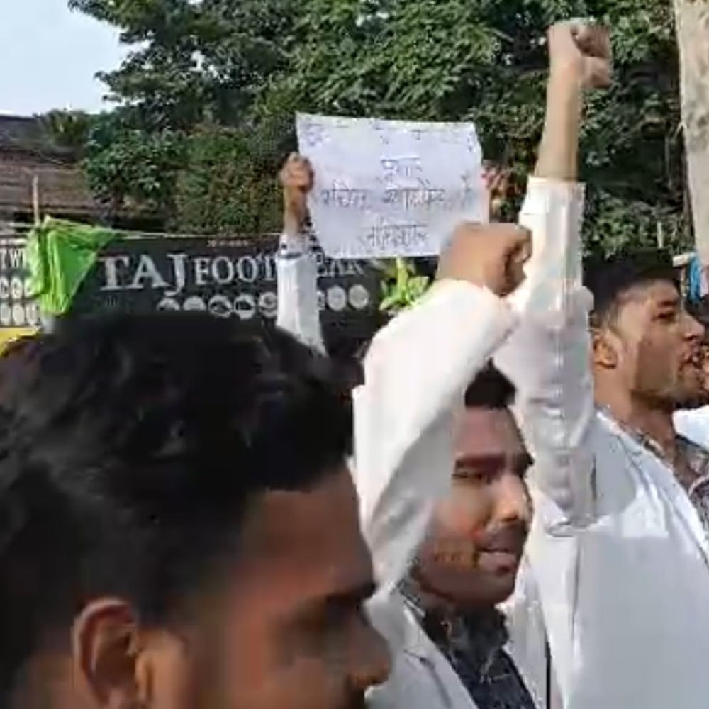 रीवा SSM मेडिकल कॉलेज में इंटर्न डॉक्टरों का विरोध:'वन स्टाइपेंड' की मांग, 14 हजार से बढ़ाकर 30 हजार रुपए करने की उठाई आवाज