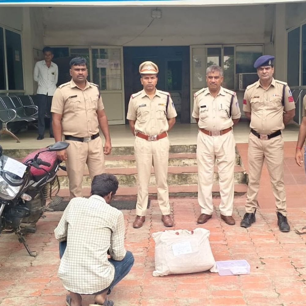
                 मंदसौर में ड्रग्स तस्कर गिरफ्तार, 60 ग्राम एमडी,4.14kg डोडाचूरा जब्त:ड्रग्स की अनुमानित कीम कीमत 6.59 लाख, आरोपी 3 दिन की पुलिस रिमांड पर 
            