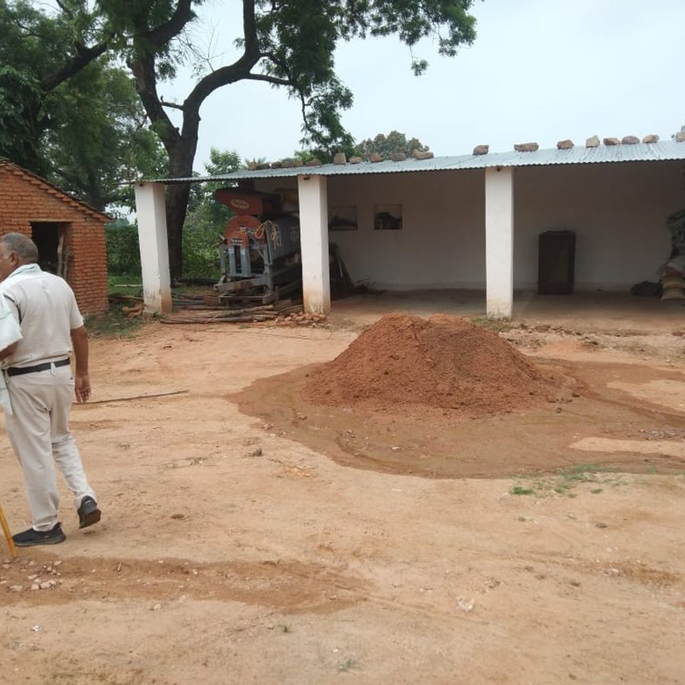 ट्रैक्टर जब्त करने पहुंची खनिज टीम का ग्रामीणों से विवाद:तालाब के पास की मिट्टी से अवैध रेत बनाने की सूचना पर पहुंची थी टीम