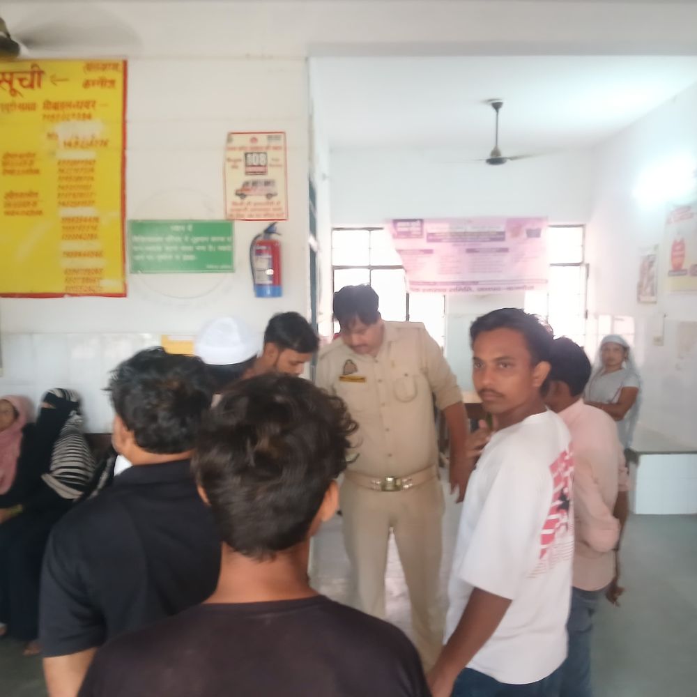 आगरा-लखनऊ एक्सप्रेस-वे पर भूसी लदा कंटेनर पलटा:हरदोई के रहने वाले ट्रक ड्राइवर की मौत, हेल्पर गंभीर घायल