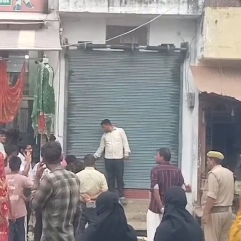 श्रावस्ती में पॉलीक्लिनिक में मरीज देख रहा था स्वीपर:खुद को बता रहा था डॉक्टर; छापेमारी में अस्पताल सील, FIR के निर्देश