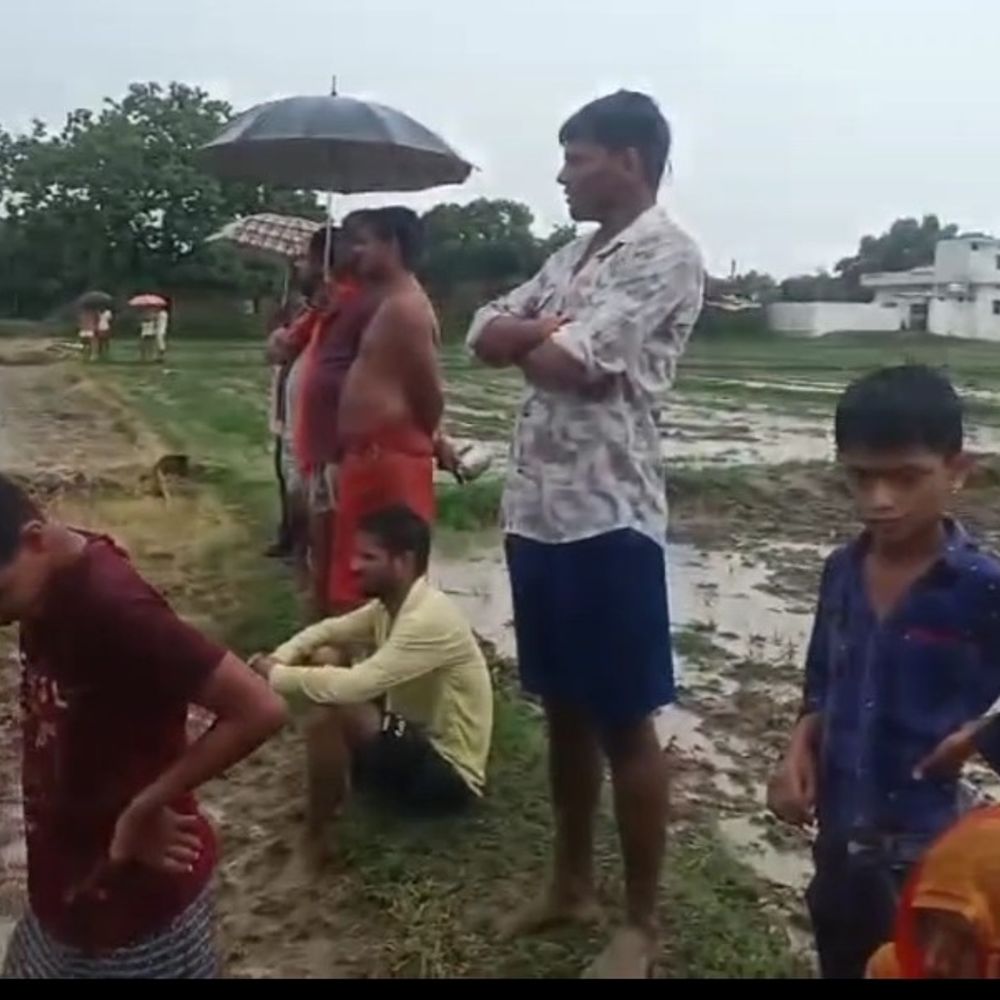 प्रयागराज में धान रोपाई करती महिला पर गिरी आकाशीय बिजली:बेलवनिया गांव में खेत में झुलसने से गई जान, पुलिस ने शव पोस्टमार्टम को भेजा