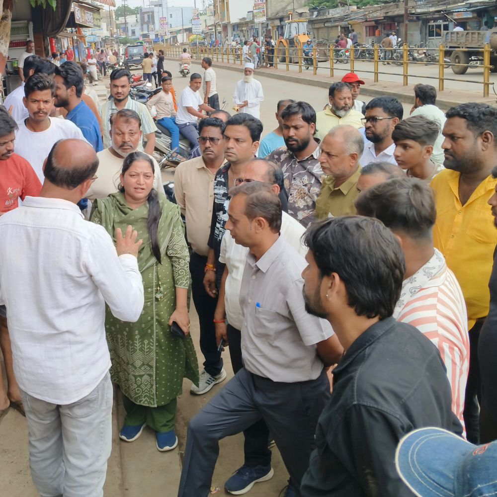 
                 नीमच में डाक बंगले से मनासा नाके तक हटाया अतिक्रमण:कुछ दुकानदारों का सामान जब्त, फुटपाथ के बाहर तक लगे थे टीन शेड 
            