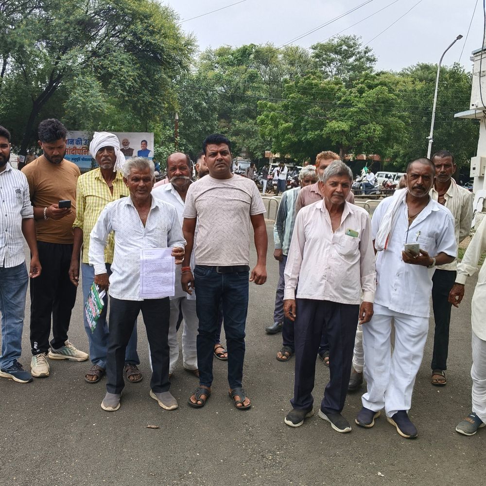 
                 किसानों को नहीं मिला सोयाबीन फसल बीमा क्लेम:कलेक्ट्रेट में तहसीलदार को दिया ज्ञापन; जल्द भुगतान की मांग 
            