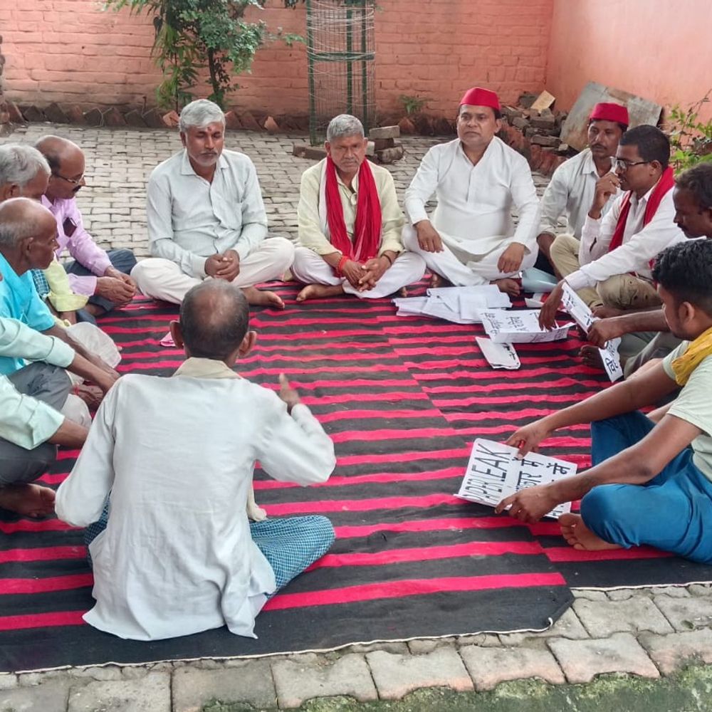 जन चौपाल में किसान बोले- खाद नहीं मिल रही:सोनभद्र में कहा- महंगाई, बेरोजगारी के खिलाफ होगा आंदोलन