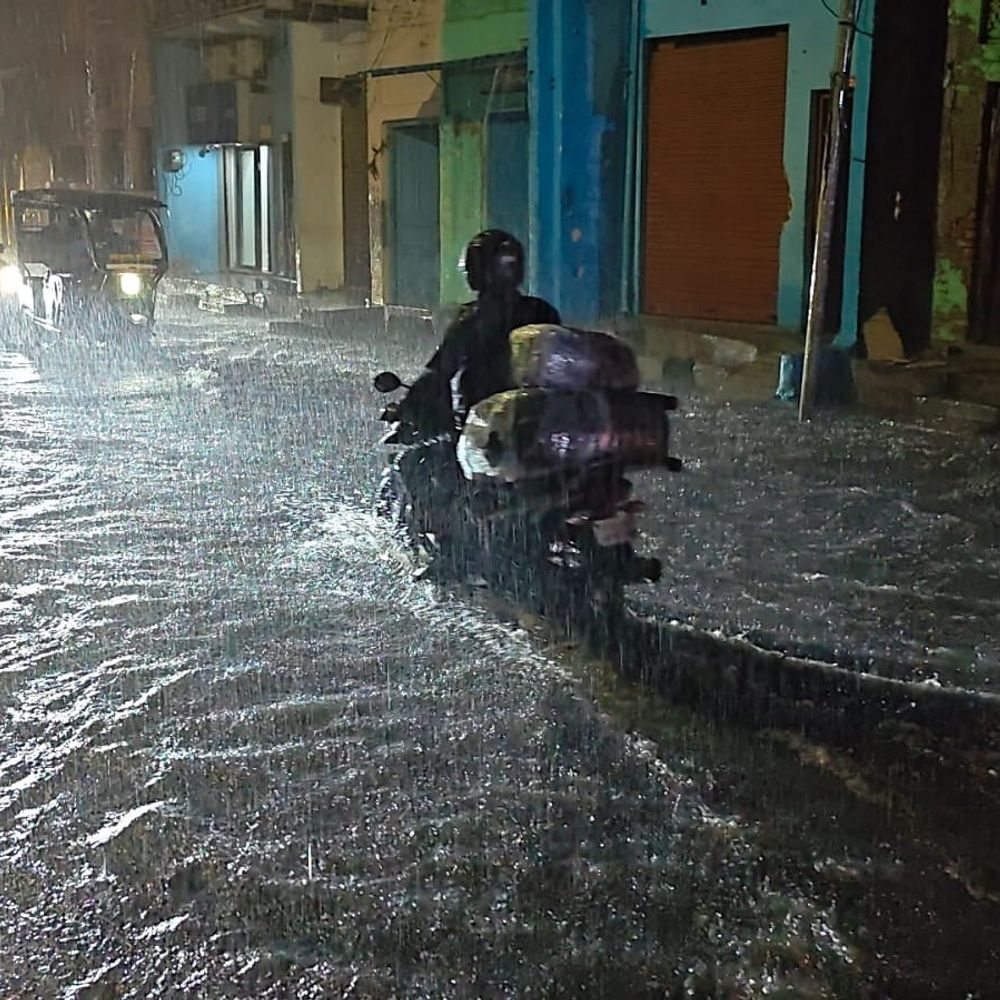 जौनपुर में झमाझम बारिश से मिली गर्मी से राहत:सड़क पर जलभराव से राहगीरों और वाहन चालकों को आवागमन में परेशानी, तापमान में गिरावट