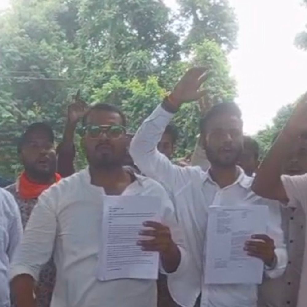 बलिया में कूड़ा डंपिंग से ग्रामीण नाराज:कलक्ट्रेट पहुंचकर प्रदर्शन किया, तत्काल रोक लगाने की मांग