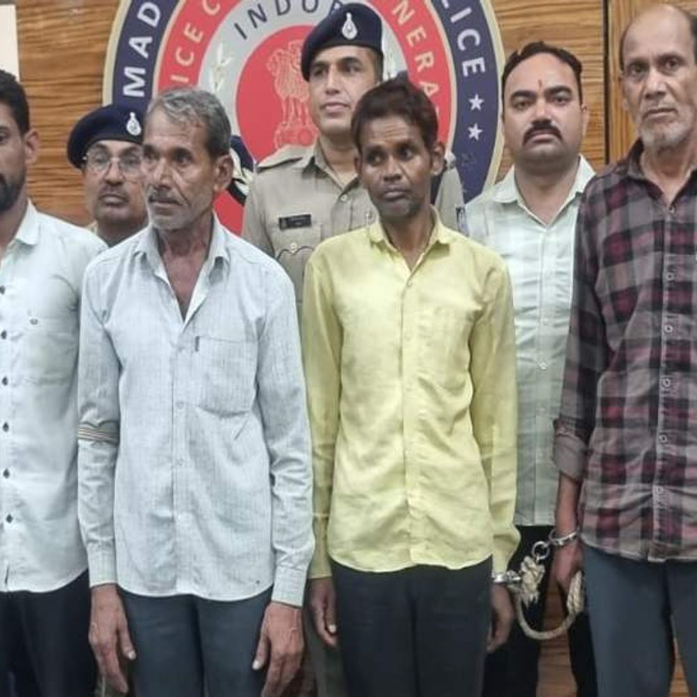 
                 इंदौर पुलिस को 4 दलाल और दोस्त की तलाश:15 साल की लड़की को 3 लाख मे बेचकर बना रहे थे लूटेरी दुल्हन 
            