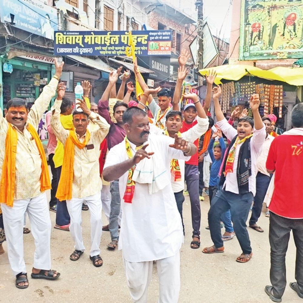 होली खिड़की से विशेष पूजा-अर्चना के बाद हरी झंडी दिखाकर किया रवाना, जगह-जगह पुष्पवर्षा व स्वागत