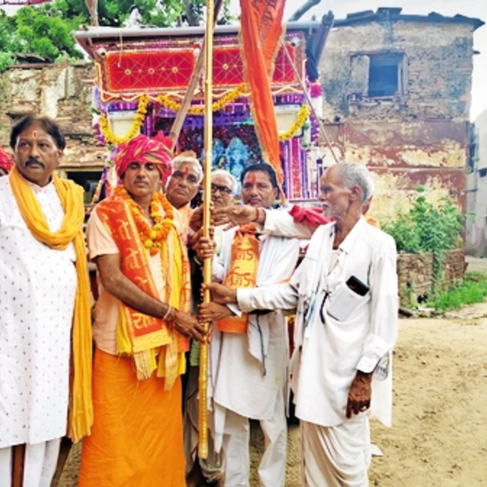 गोवर्धन महाराज की पदयात्रा हुई रवाना, भजनों पर झूमे हजारों श्रद्धालु