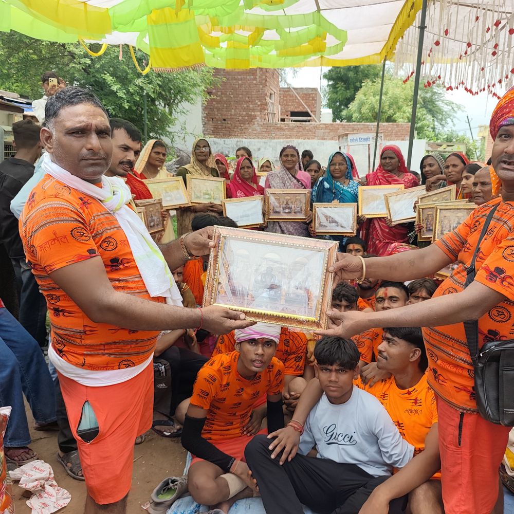 शिव मंदिर में गंगाजल से जलाभिषेक, शिवभक्तों का हुआ सम्मान