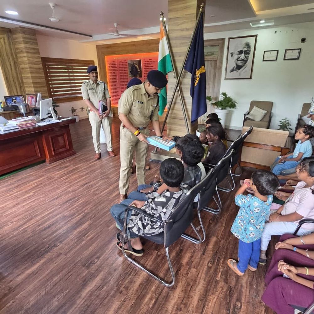 पुलिस की पाठशाला के बच्चों ने एसपी से की मुलाकात:खुद की बनाई पेंटिंग गिफ्ट की; एसपी ने शिक्षा, अनुशासन और मेहनत का दिया संदेश
