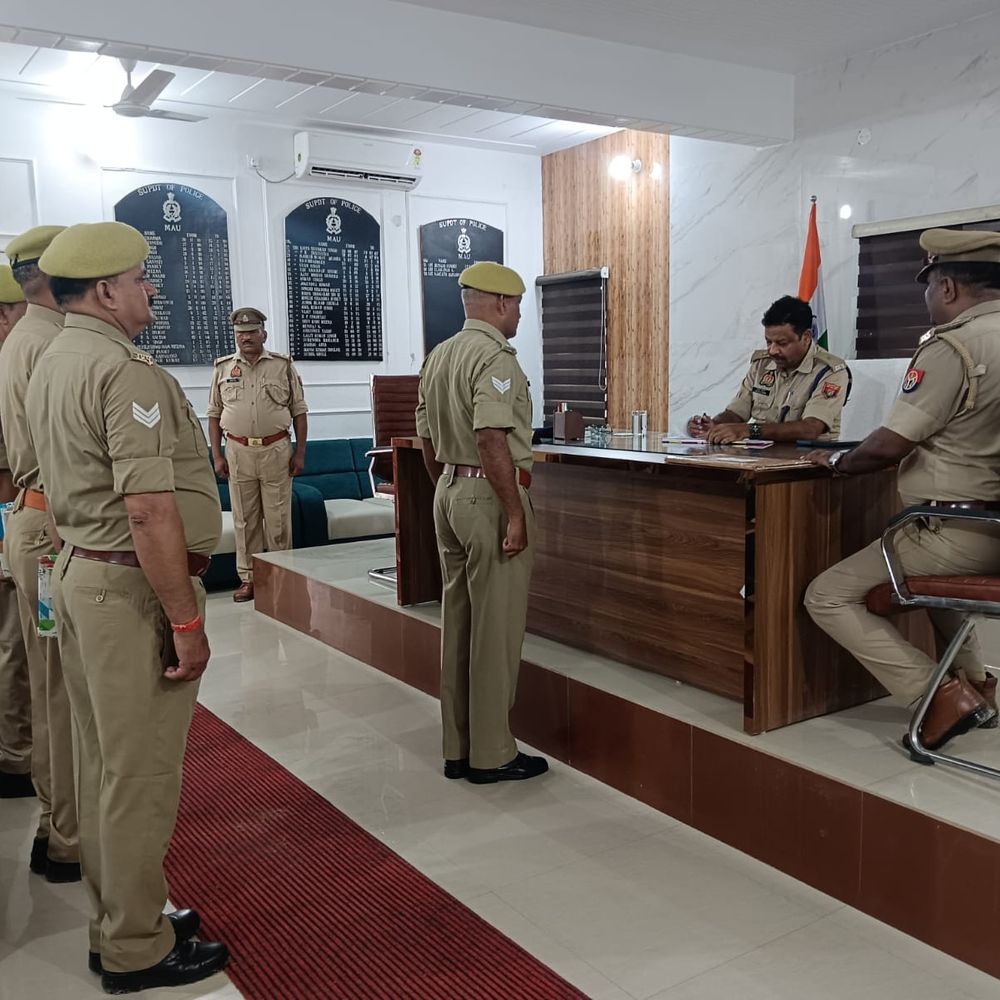 मऊ पुलिस लाइन में एएसपी ने परेड का किया निरीक्ष:फिटनेस और व्यवस्थाओं पर दिया जोर, पुलिसकर्मियों को दौड़ भी लगवाई