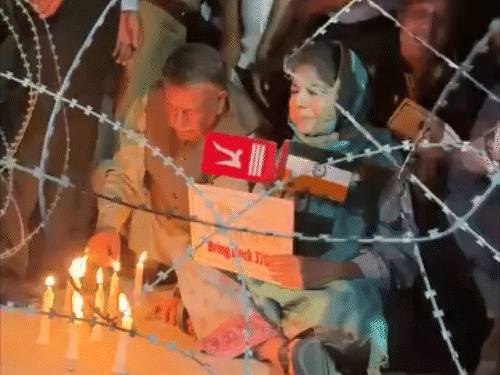 महबूबा उल्टा तिरंगा पकड़कर धरने पर बैठीं:धारा 370 की बहाली की मांग की, श्रीनगर में कहा- 5 अगस्त नहीं भूल सकते
