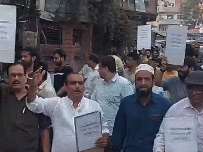 
                 भोपाल में बेरिकेडिंग पर गुस्सा, व्यापारियों ने रैली निकाली:मोती मस्जिद के सामने लगे बैरिकेड्स हटाने की मांग; 7 अगस्त को बड़ा प्रदर्शन करेंगे 
            