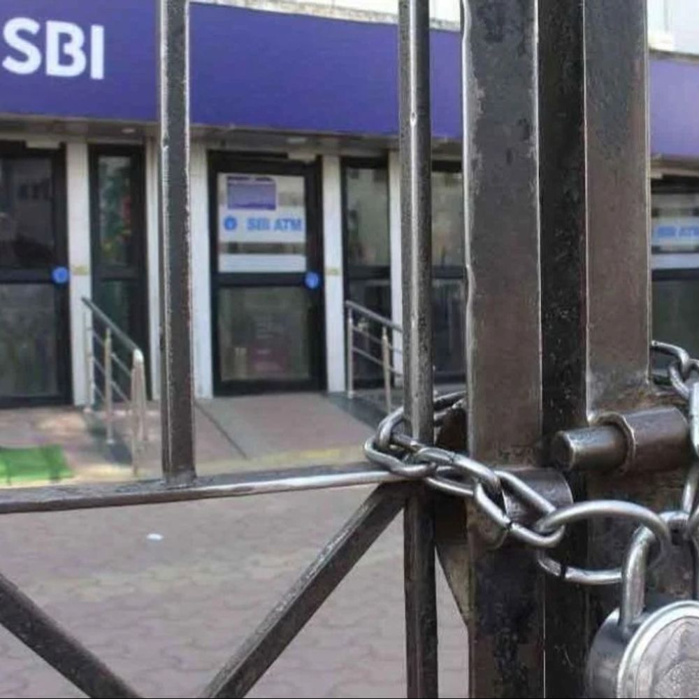 
                 इस महीने 14 दिन बैंकों में काम-काज नहीं:अगस्त में 5 रविवार और 2 शनिवार के अलावा अलग-अलग जगहों पर 7 दिन बैंक बंद 
            