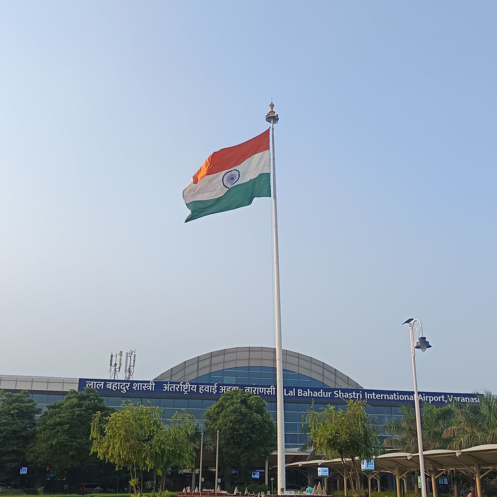 न इंक्वायरी की लाइन, न अनाउंसमेंट का इंतजार:वाराणसी एयरपोर्ट पर लगाए गए 52 FIDS, पुराने बोर्ड हटाकर लगीं 'नेक्स्ट-जनरेशन' स्क्रीन्स