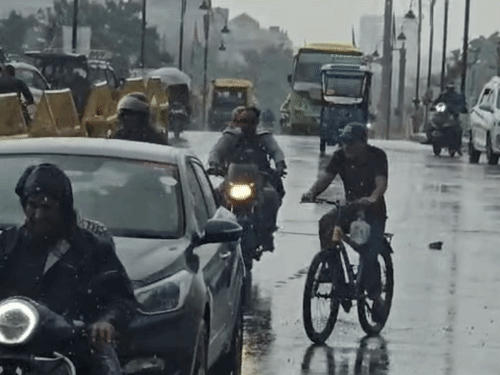 
                 उज्जैन में एक घंटे की बारिश से सड़कें हुईं जलमग्न:कई इलाकों में लगा जाम; दिन और रात के तापमान में साढ़े पांच डिग्री का अंतर 
            