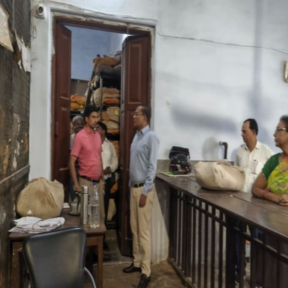डीएम ने कलेक्ट्रेट में जीर्णोद्धार कार्यों का किया निरीक्षण:गुणवत्ता पर विशेष ध्यान देने के निर्देश, लापरवाही पर कार्रवाई की चेतावनी