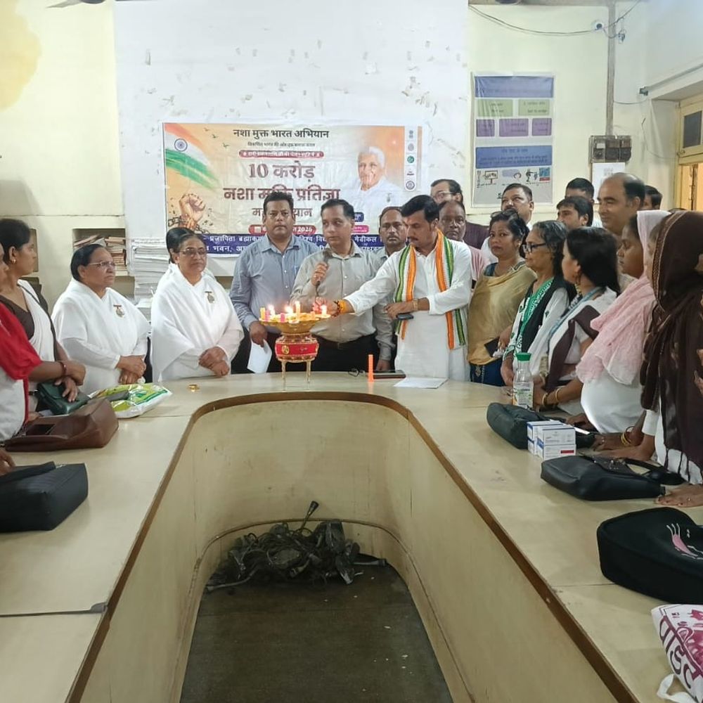 हाथरस में नशा मुक्ति अभियान शुरू:सीएमओ ने दीप जलाकर किया 10 करोड़ प्रतिज्ञा महाअभियान का शुभारंभ