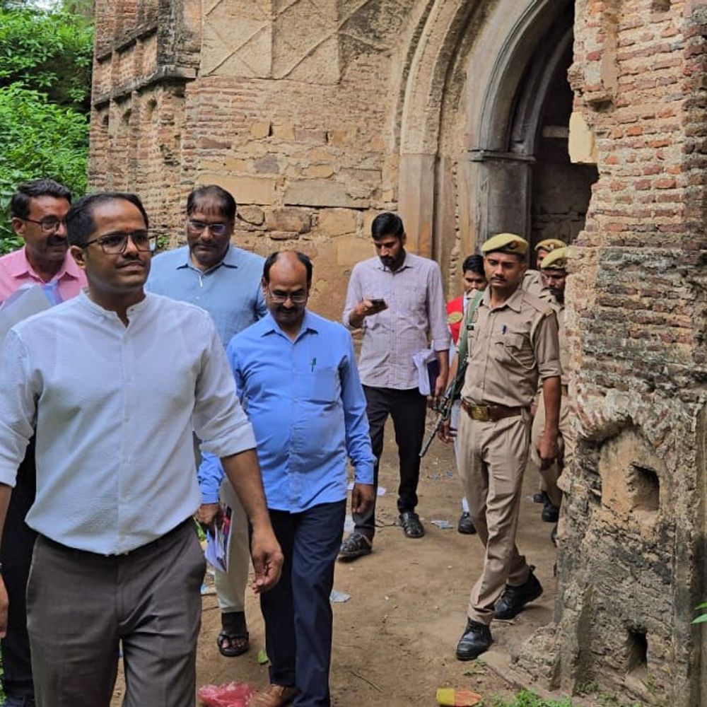चित्रकूट डीएम ने ऐतिहासिक किले का किया निरीक्षण:संरक्षण और सौंदर्यीकरण के लिए दिए निर्देश