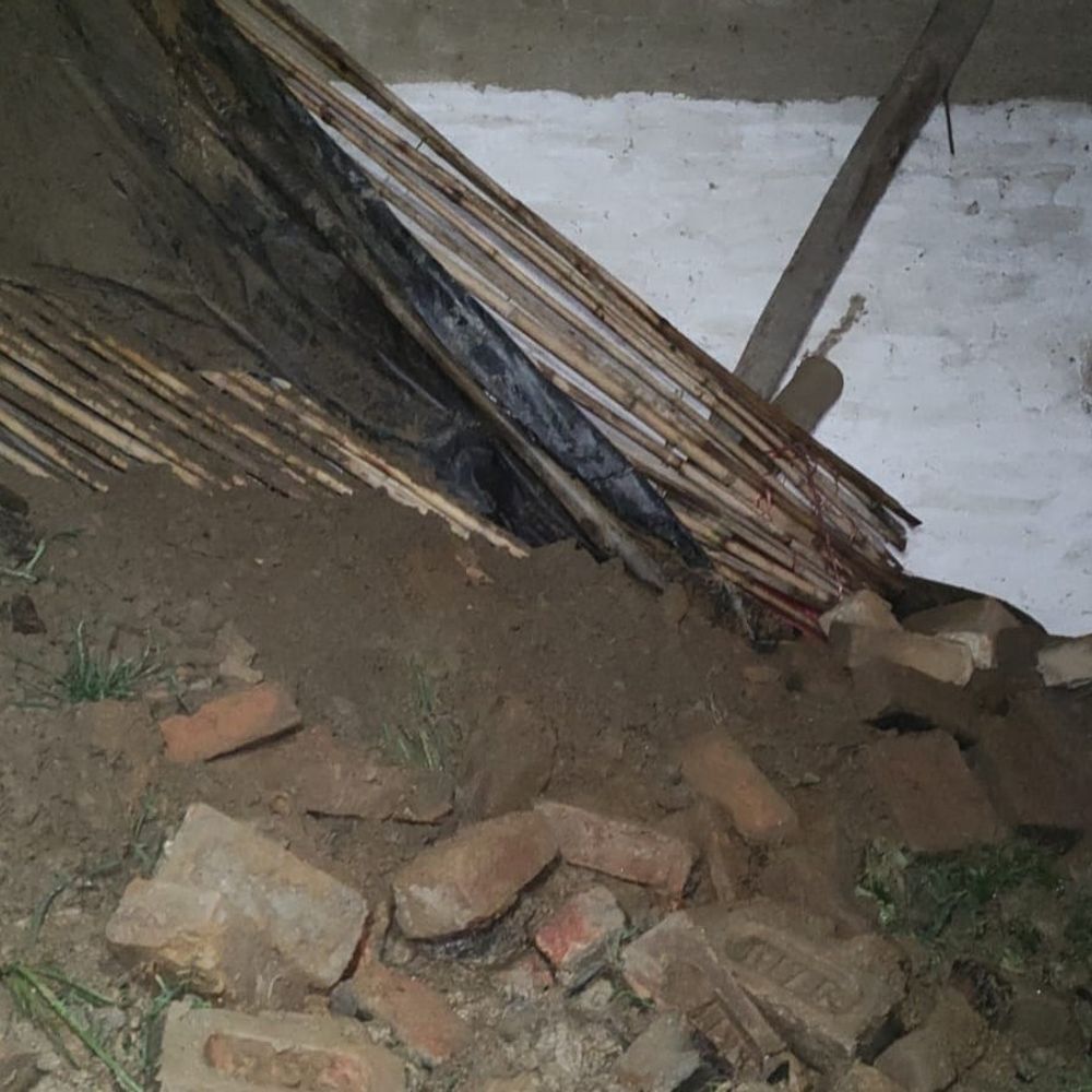संभल में बारिश के बाद कच्चे मकान की छत गिरी:5 मिनट पहले कमरे से निकला परिवार, मलबे में दबा घरेलू सामान