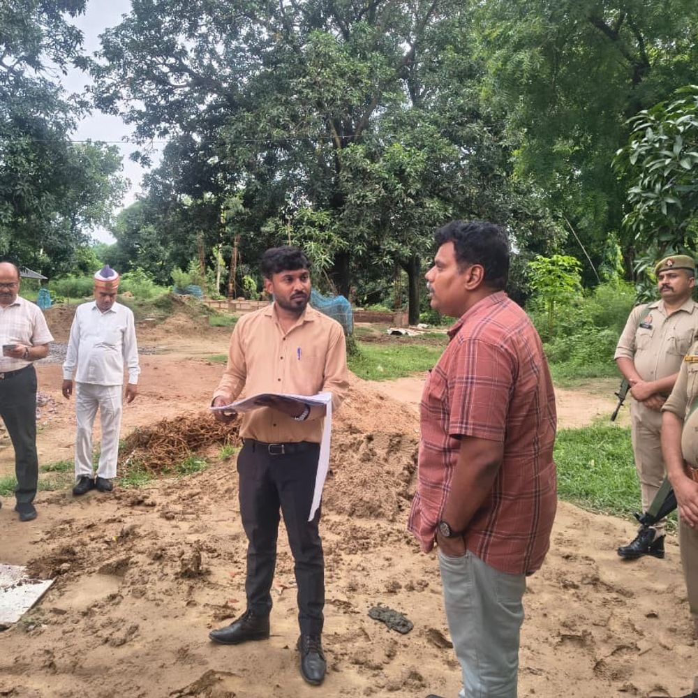 सीतापुर में पर्यटन परियोजनाओं का डीएम ने किया निरीक्षण:ईंटों की क्वालिटी चेक की, कहा- घटिया सामग्री लगाई तो कार्रवाई होगी