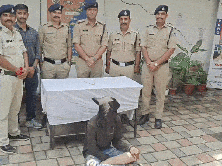 
                 ट्रेन में झाड़ू लगाने वाला निकला शातिर चोर:महिला यात्री का 3 लाख का मंगलसूत्र चुराया, यात्रियों की लापरवाही का उठाता था फायदा 
            