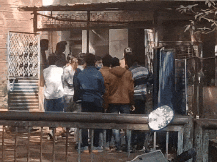 
                 डेढ़ महीने पहले कुत्ते ने काटा, इलाज नहीं कराया:रेबीज के लक्षण उभरने पर मजदूर की मौत, कमर दर्द के बाद अस्पताल पहुंचा था युवक 
            