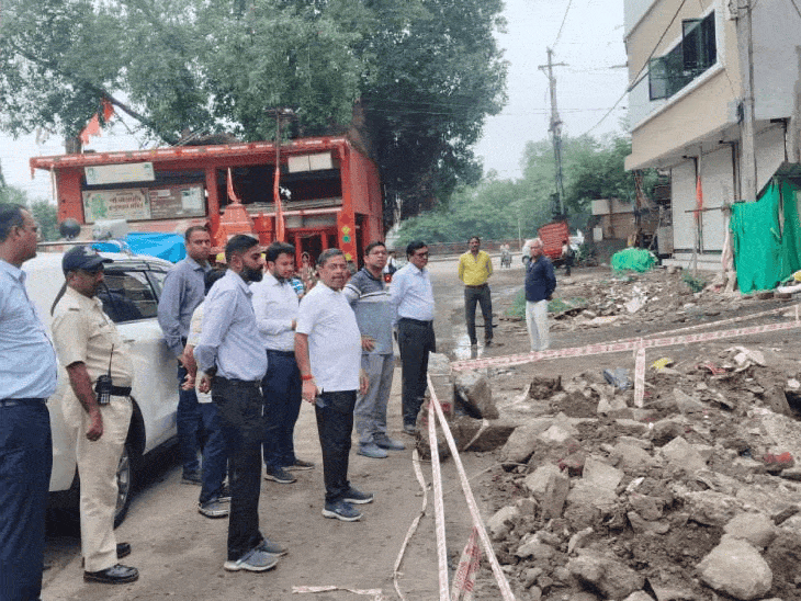 
                 सड़क निर्माण में सुस्ती पर निगम कमिश्नर सख्त:एजेंसी पर पेनल्टी लगाने को कहा, गुणवत्ता और सुरक्षा से समझौता नहीं 
            