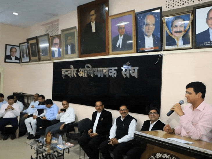 
                 जिला कोर्ट परिसर में बनेगा स्मार्ट टॉयलेट:रोड-पेवर ब्लॉकों की होगी मरम्मत, महापौर ने अभिभाषक संघ के पदाधिकारियों से जानी समस्याएं 
            