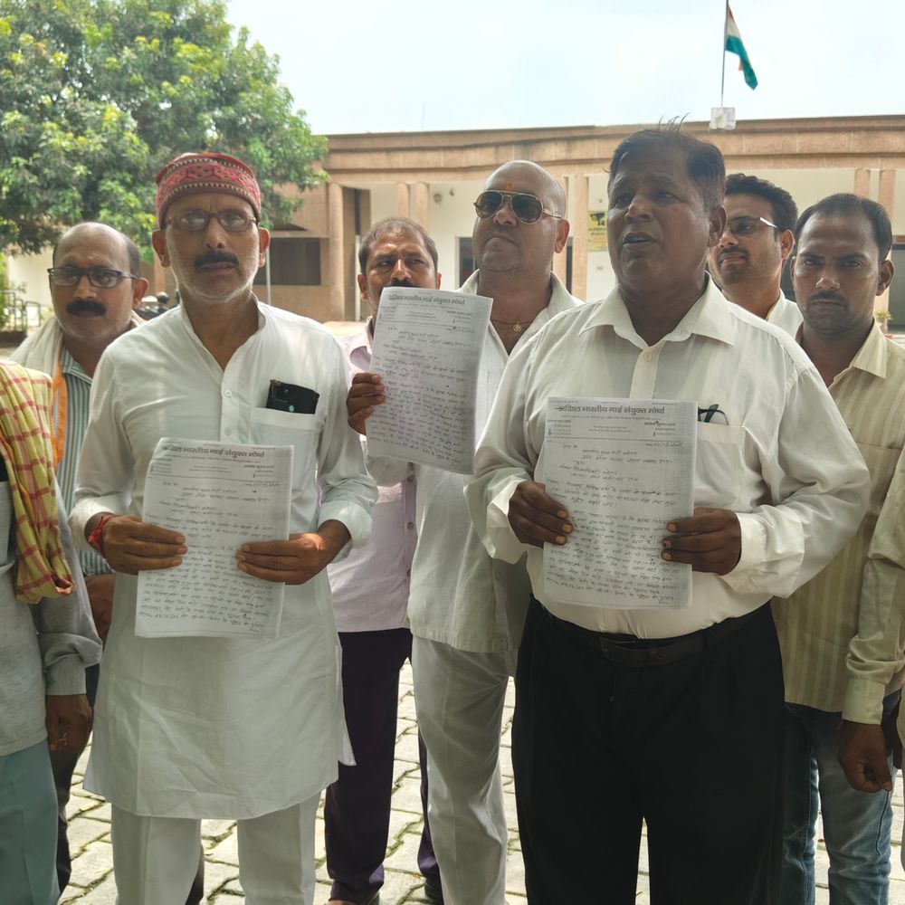 गोरखपुर में 10 साल की बच्ची से रेप करके हत्या:नाई समाज का विरोध प्रदर्शन, बोले- दोषी सिपाही को फांसी; 1 करोड़ मुआवजे की मांग