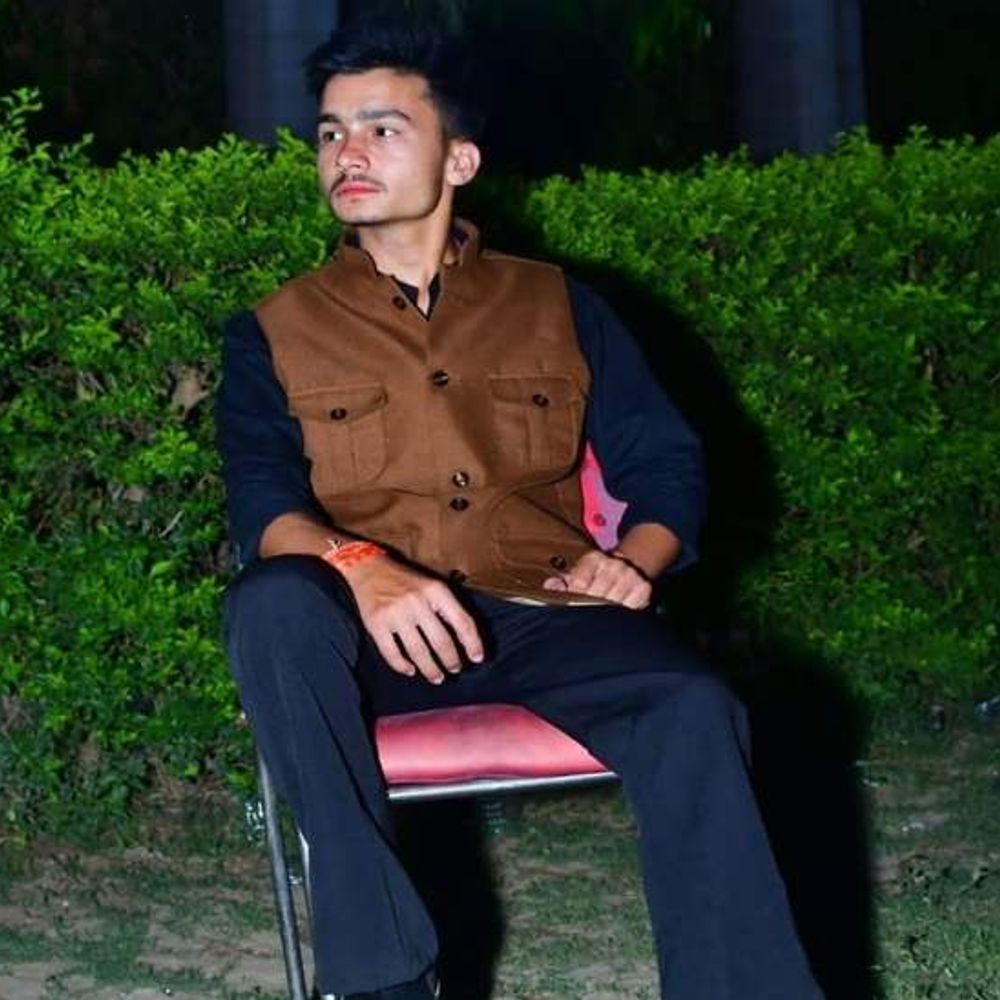 
                 प्रतियोगी परीक्षा की तैयारी कर रहे छात्र ने किया सुसाइड:15 दिन पहले ही कोचिंग के लिए इंदौर आया था,दोस्तों ने कमरे में फंदे पर लटका देखा 
            