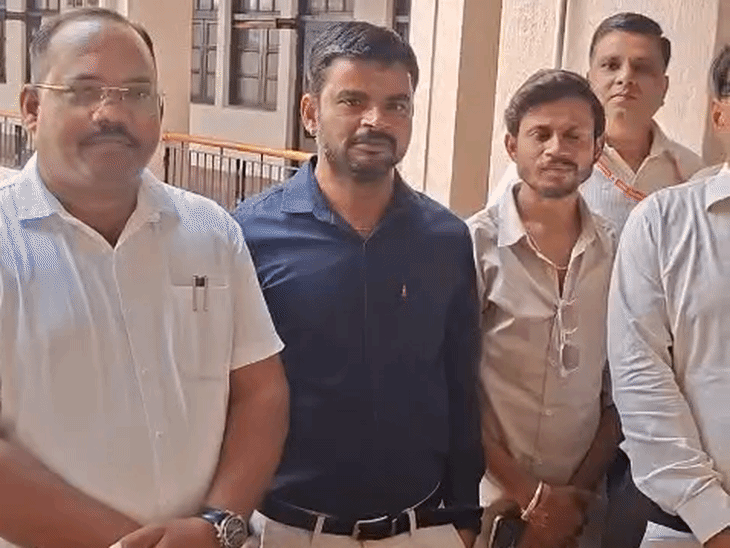
                 MP में पटवारियों पर सीधे एफआईआर नहीं होगी:हड़ताल के बीच प्रमुख सचिव ने कलेक्टरों को लिखा पत्र; पहले होगी प्रारंभिक जांच 
            