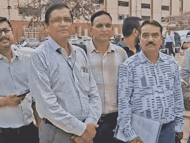 
                 पशुपालन विभाग के तबादलों का विवाद सीएम दफ्तर पहुंचा:तबादलों से नाराज चिकित्सकों ने मुख्यमंत्री के एसीएस को सौंपा ज्ञापन, व्यवस्था पर उठाए सवाल 
            