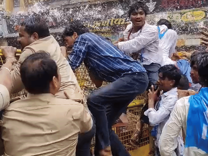 
                 रतलाम में एनएसयूआई कार्यकर्ताओं पर चला वाटर कैनन:मंत्री कश्यप का निवास घेरने निकले; रास्ते में पुलिस ने रोका 
            