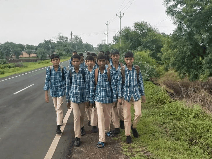 
                 मंदसौर में रोज 6 किमी पैदल स्कूल जाते दलित छात्र:सामने से गुजरती स्कूल बस, लेकिन बैठने की अनुमति नहीं; प्राचार्य बोले- समाधान का करेंगे प्रयास 
            