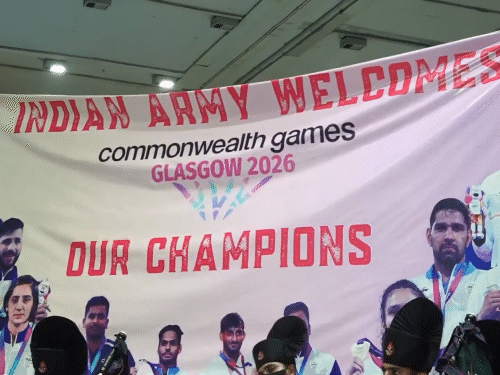 
                 CWG से लौटे खिलाड़ियों का स्वागत:अस्मिता बोलीं-देशा में जूडो को नई पहचान मिलेगी; साक्षी ने कहा- यह किसी सपने के सच होने जैसा 
            