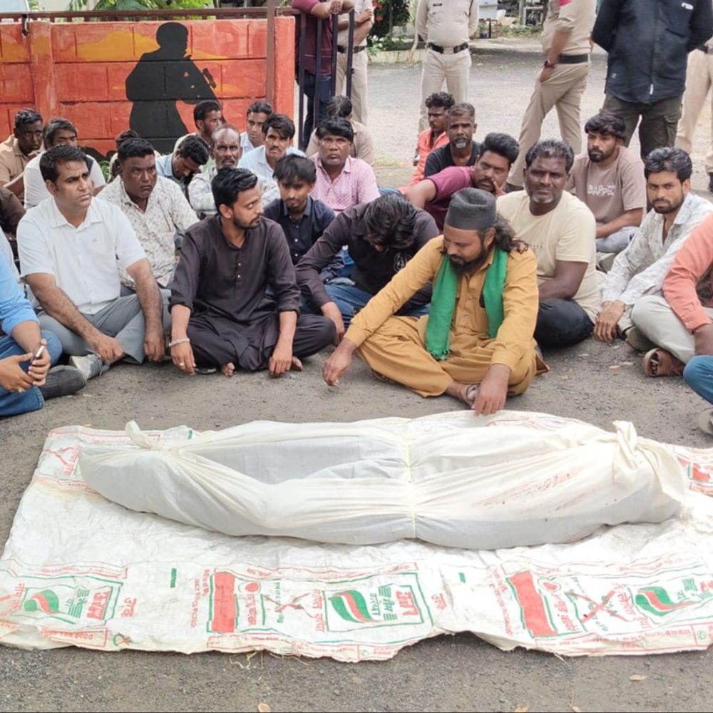 
                 रतलाम में युवक का खून से लथपथ शव मिला:परिजन एसडीओपी कार्यालय के बाहर रखकर बैठे, चक्काजाम किया, हत्या की आशंका जताई 
            