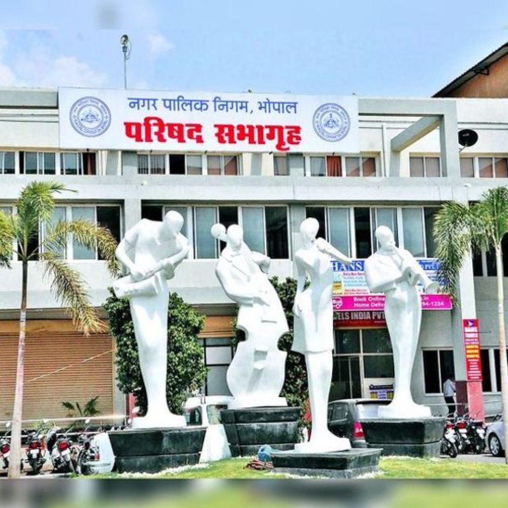 
                 भोपाल में कमर्शियल प्रतिष्ठानों पर कार्रवाई थमी:सील नहीं, सिर्फ ताले लगे थे, इसलिए 48 घंटे में फिर खुल गए 99 प्रतिष्ठान 
            