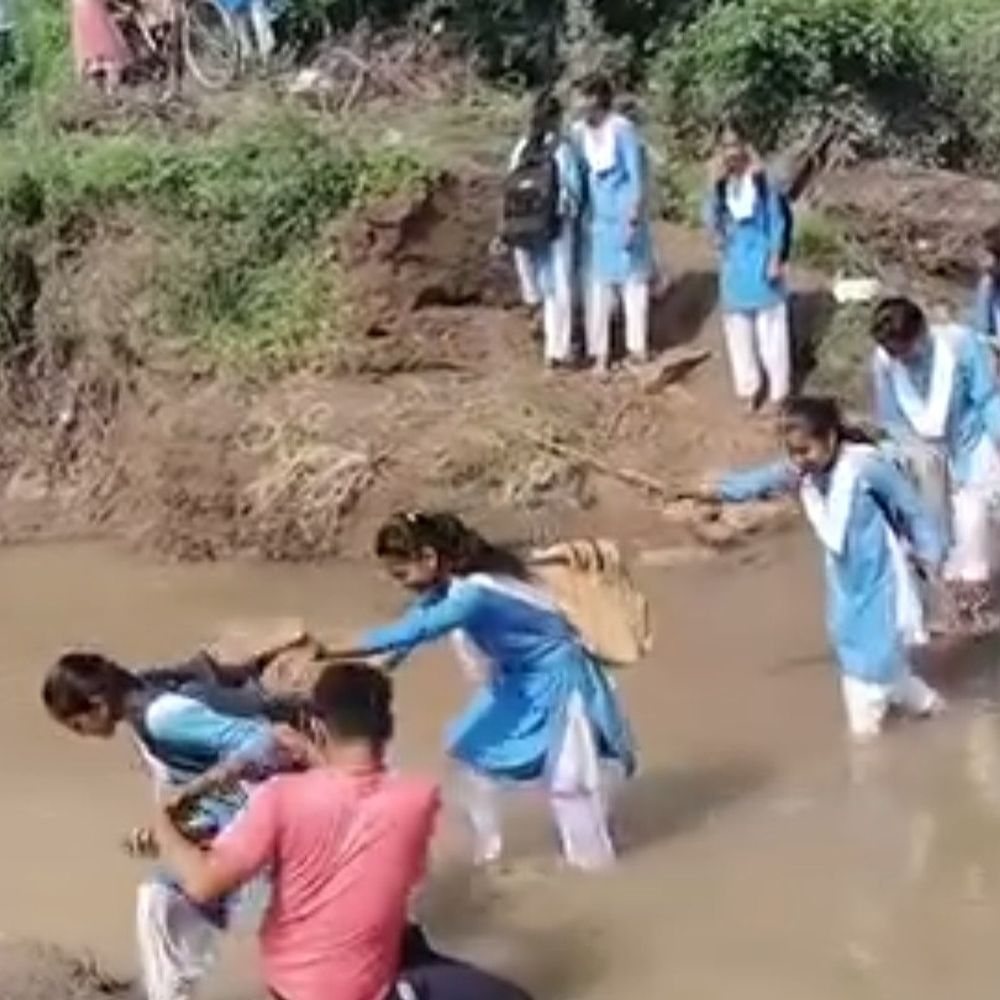 बेरखेड़ी कलां में क्षतिग्रस्त पुलिया बनी मुसीबत:पानी के बीच से नदी पार कर स्कूल जा रहीं छात्राएं, ग्रामीणों की मांग- जल्द हो मरम्मत